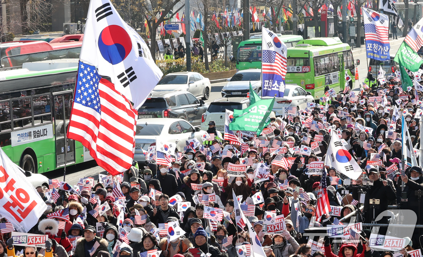 (서울=뉴스1) 송원영 기자 = 윤석열 대통령에 대한 국회 탄핵소추안 표결을 앞둔 14일 서울 세종대로 일대에서 열린 자유통일당 및 보수단체의 윤 대통령 탄핵 반대 집회로 인해 도 …