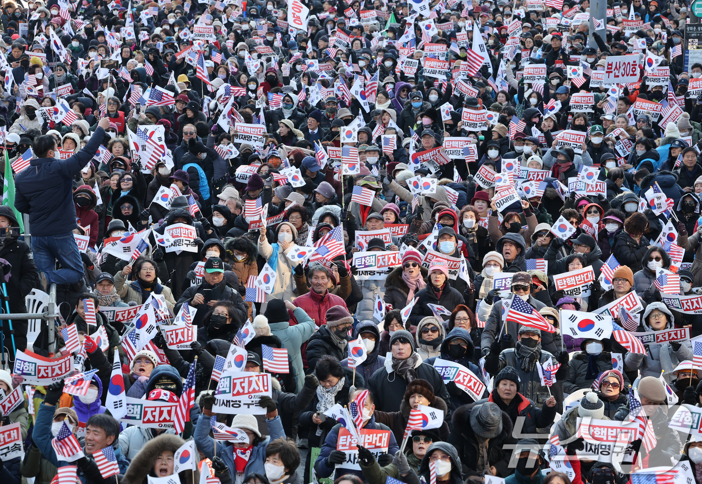 (서울=뉴스1) 송원영 기자 = 자유통일당과 대한민국바로세우기국민운동본부 등 보수단체 회원들이 윤석열 대통령에 대한 국회 탄핵소추안 표결을 앞둔 14일 서울 세종대로 일대에서 열린 …