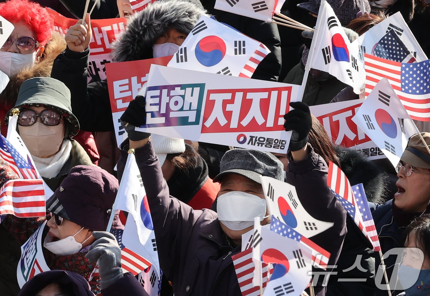 자유통일당과 대한민국바로세우기국민운동본부 등 보수단체 회원들이 윤석열 대통령에 대한 국회 탄핵소추안 표결을 앞둔 14일 서울 세종대로 일대에서 열린 윤 대통령 탄핵 반대 집회에서 구호를 외치고 있다. 2024.12.14/뉴스1 ⓒ News1 송원영 기자