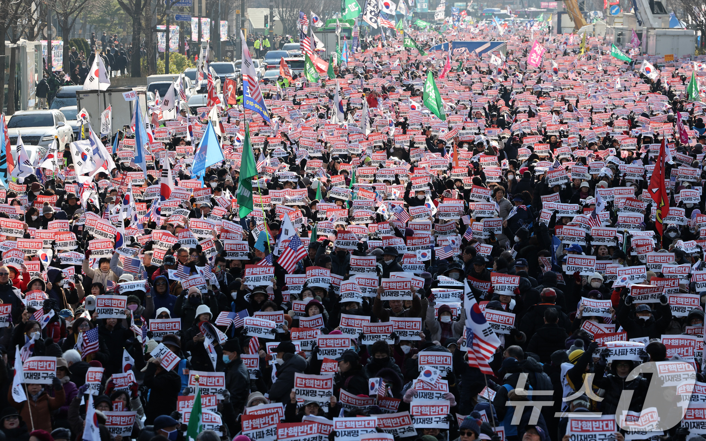 (서울=뉴스1) 송원영 기자 = 자유통일당과 대한민국바로세우기국민운동본부 등 보수단체 회원들이 윤석열 대통령에 대한 국회 탄핵소추안 표결을 앞둔 14일 서울 세종대로 일대에서 열린 …