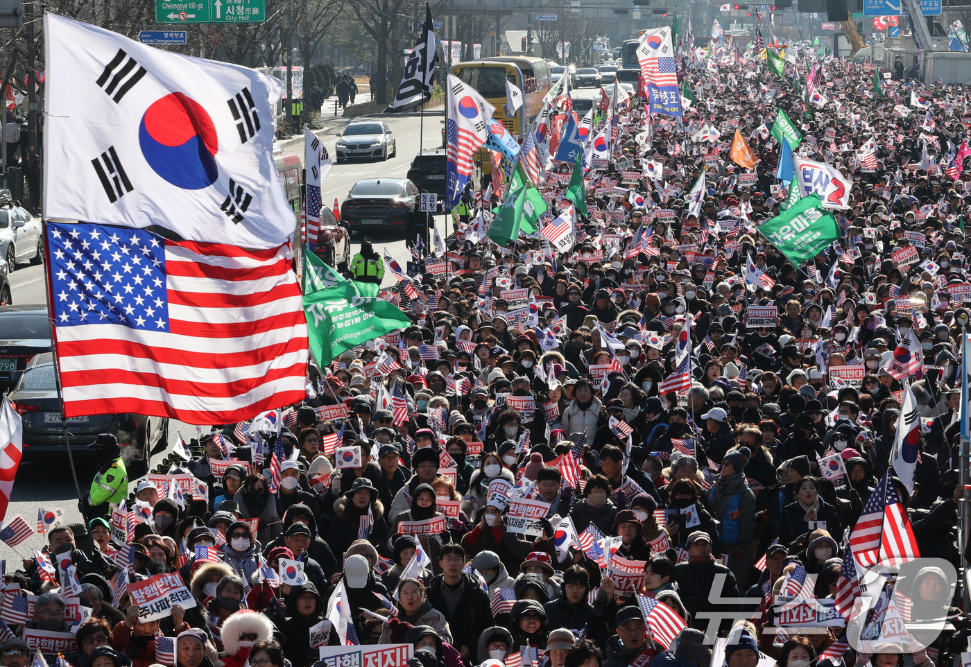 (서울=뉴스1) 송원영 기자 = 자유통일당과 대한민국바로세우기국민운동본부 등 보수단체 회원들이 윤석열 대통령에 대한 국회 탄핵소추안 표결을 앞둔 14일 서울 세종대로 일대에서 열린 …