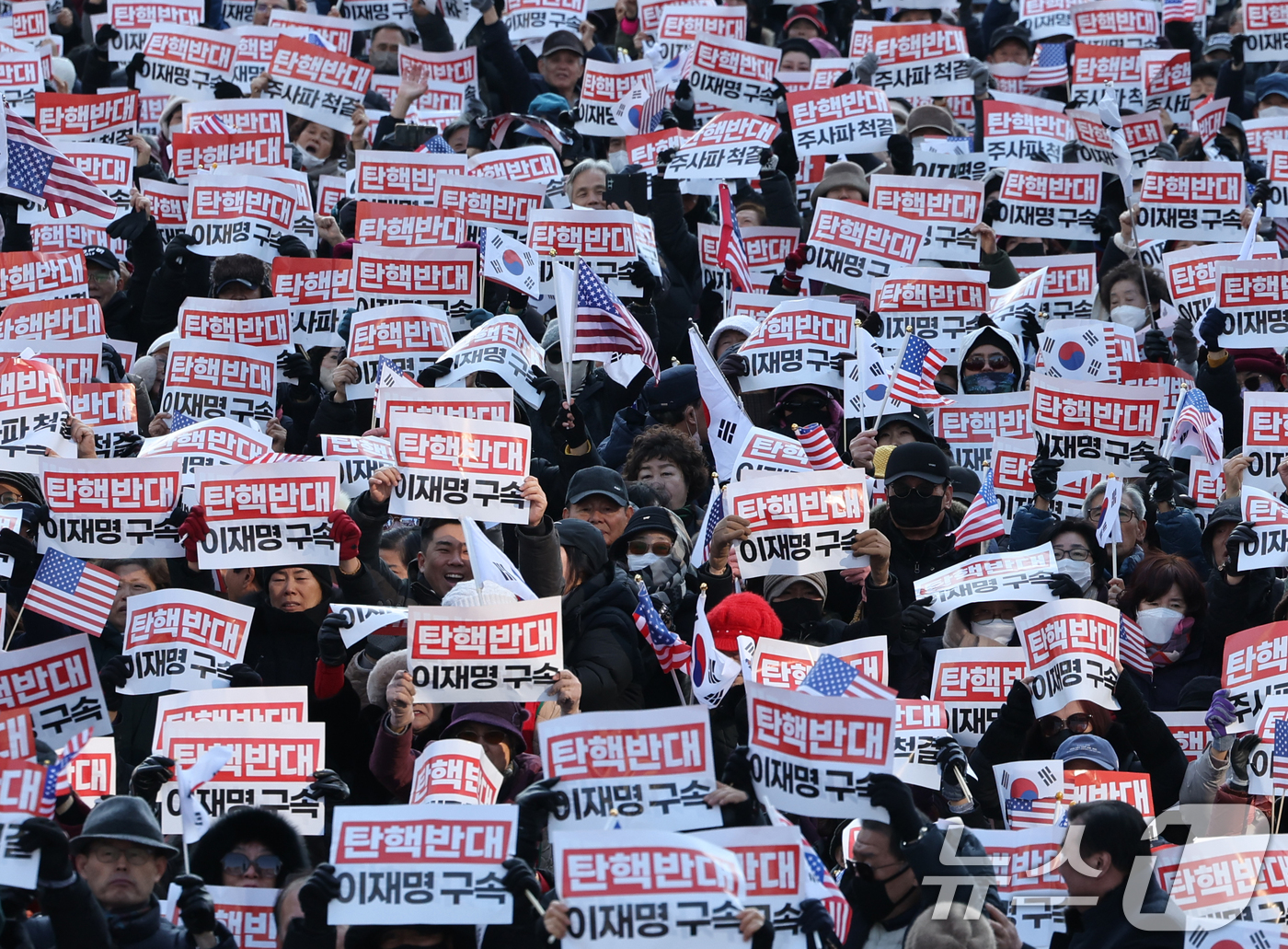 (서울=뉴스1) 송원영 기자 = 자유통일당과 대한민국바로세우기국민운동본부 등 보수단체 회원들이 윤석열 대통령에 대한 국회 탄핵소추안 표결을 앞둔 14일 서울 세종대로 일대에서 열린 …