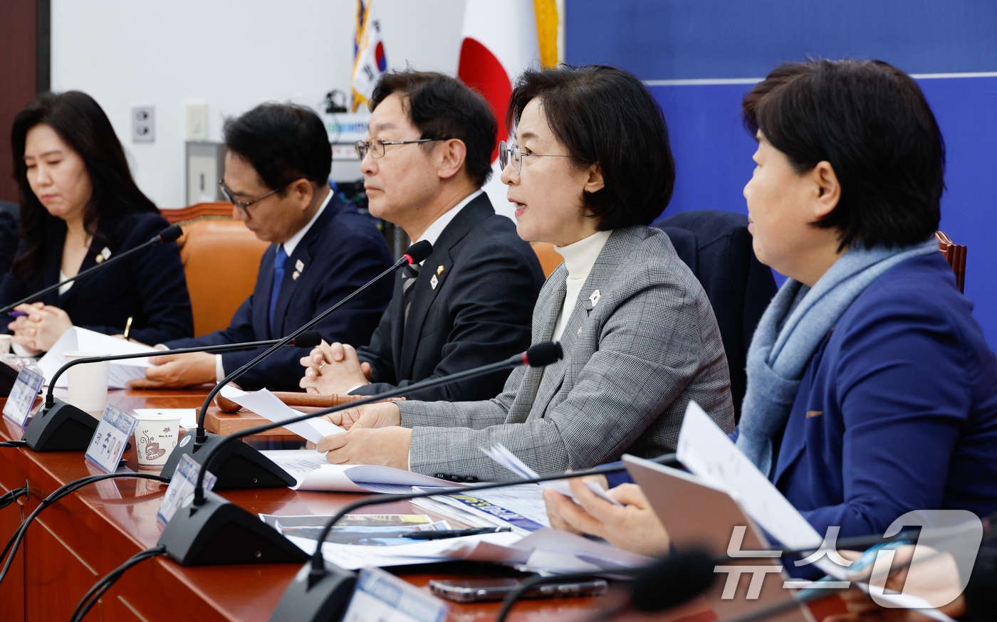 (서울=뉴스1) 안은나 기자 = 추미애 더불어민주당 윤석열내란 진상조사단장이 윤석열 대통령 탄핵안 표결을 앞둔 14일 오후 서울 여의도 국회에서 진상조사단 회의 모두 발언을 하고 …