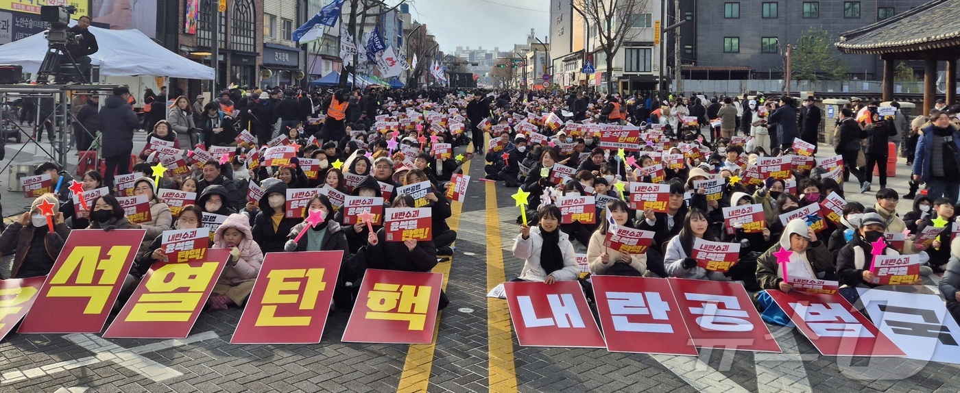 (전주=뉴스1) 유경석 기자 = 윤석열 대통령 탄핵소추안 재표결이 열리는 14일 전북자치도 전주시 객사 앞에서 시민들이 모여 윤석열 탄핵을 촉구하고 있다. 2024.12.14/뉴스 …