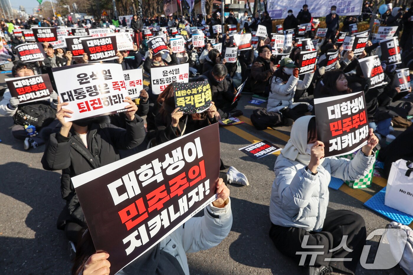본문 이미지 - 전국 대학생 시국회의·전국 대학 총학생회 공동행동 학생들이 14일 오후 서울 영등표구 여의도공원 일대에서 열린 &#39;윤석열 퇴진을 위한 전국 대학생 2차 시국대회&#39;에 참가해 윤 대통령의 탄핵을 촉구하며 구호를 외치고 있다. 2024.12.14/뉴스1 ⓒ News1 민경석 기자