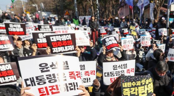 尹 대통령 탄핵 축구 나선 대학생들