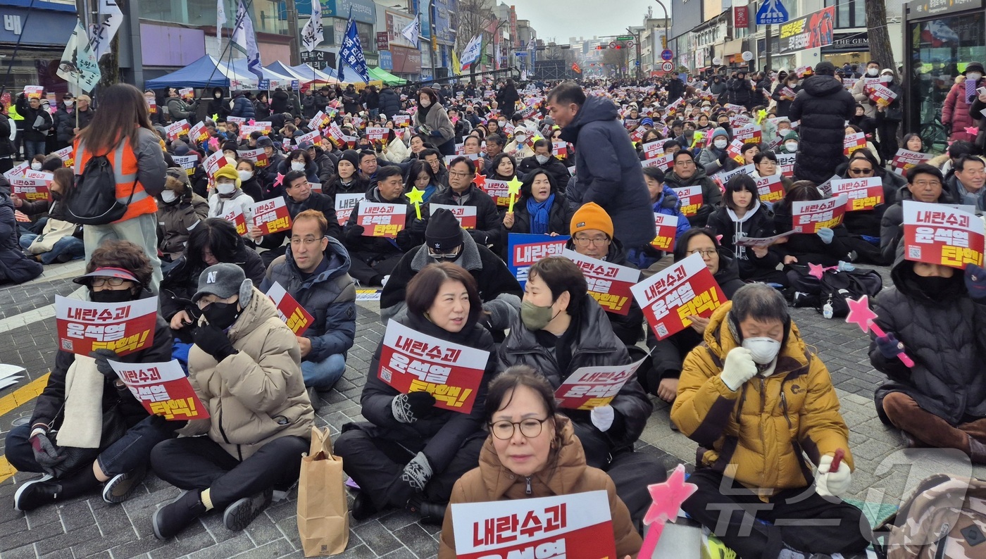 (전주=뉴스1) 유경석 기자 = 윤석열 대통령 탄핵소추안 재표결이 열리는 14일 전북자치도 전주시 객사 앞에서 시민들이 모여 윤석열 탄핵을 촉구하고 있다. 2024.12.14/뉴스 …