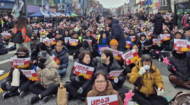 윤석열 퇴진 전북도민대회 참가한 시민들