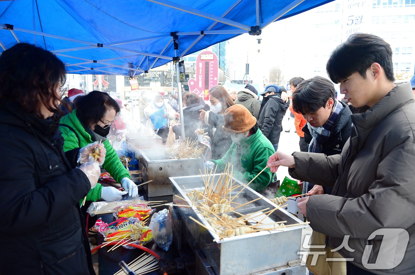 본문 이미지 - 윤석열 대통령의 탄핵소추안 2차 표결을 앞둔 14일 광주 동구 5·18민주광장에서 시민들의 후원으로 마련된 나눔 부스에서 어묵을 나눠주고 있다. 2024.12.14/뉴스1 ⓒ News1 이승현 기자