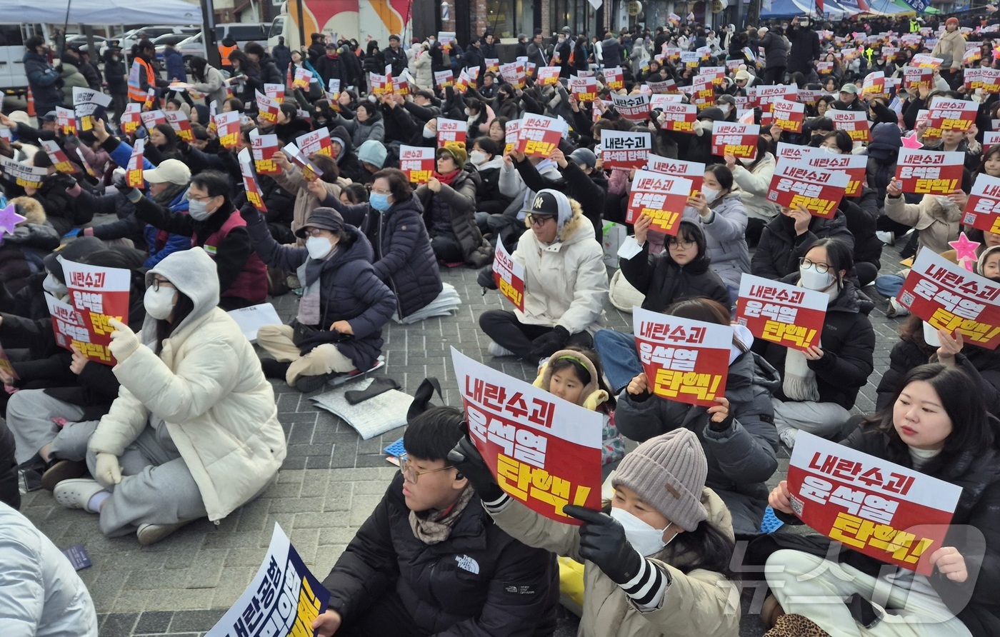 (전주=뉴스1) 유경석 기자 = 윤석열 대통령 탄핵소추안 재표결이 열리는 14일 전북자치도 전주시 객사 앞에서 시민들이 모여 윤석열 탄핵을 촉구하고 있다. 2024.12.14/뉴스 …