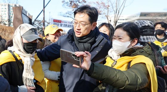 노무현시민센터 관계자들 만난 김경수