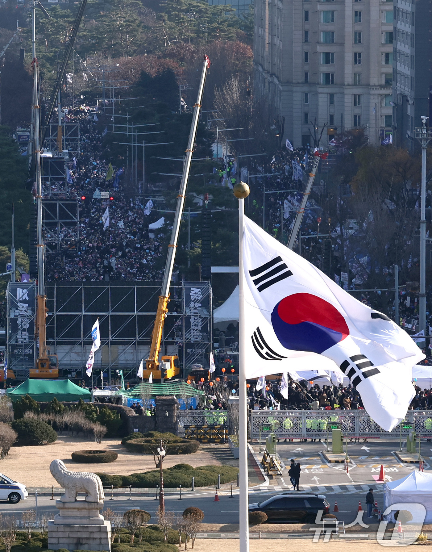 (서울=뉴스1) 구윤성 기자 = 윤석열 대통령에 대한 탄핵소추안 표결을 앞둔 14일 오후 서울 여의도 국회의사당 앞에서 시민들이 대통령 탄핵을 촉구하고 있다. 2024.12.14/ …