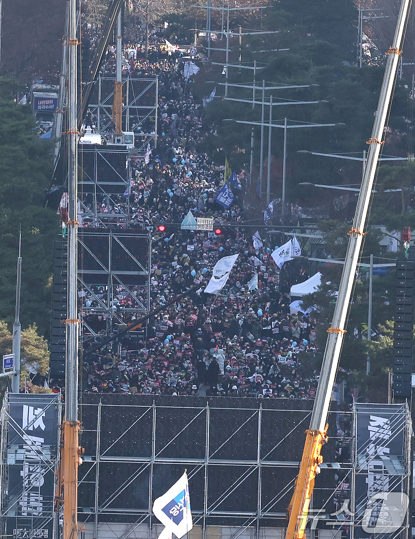 (서울=뉴스1) 구윤성 기자 = 윤석열 대통령에 대한 탄핵소추안 표결을 앞둔 14일 오후 서울 여의도 국회의사당 앞에서 시민들이 대통령 탄핵을 촉구하고 있다. 2024.12.14/ …