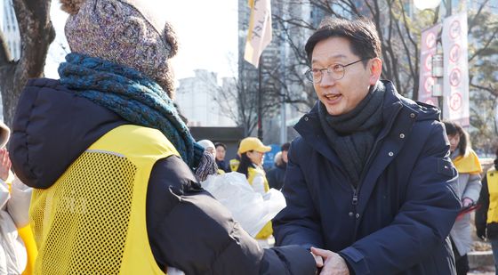 노무현시민센터 관계자들 격려하는 김경수