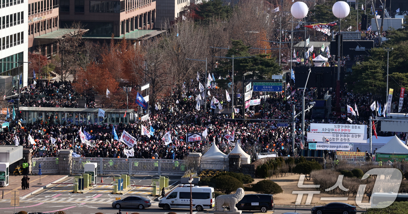 (서울=뉴스1) 구윤성 기자 = 윤석열 대통령에 대한 탄핵소추안 표결을 앞둔 14일 오후 서울 여의도 국회의사당 앞에서 시민들이 대통령 탄핵을 촉구하고 있다. 2024.12.14/ …