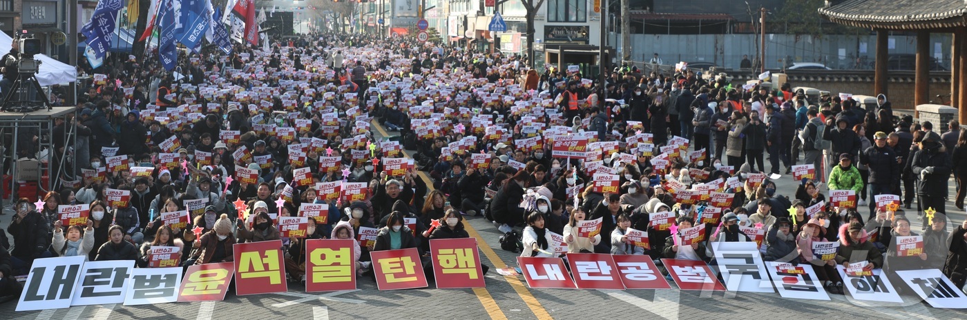 (전주=뉴스1) 유경석 기자 = 윤석열 대통령 탄핵소추안 재표결이 열리는 14일 전북자치도 전주시 객사 앞에서 시민들이 모여 윤석열 탄핵을 촉구하고 있다. 2024.12.14/뉴스 …