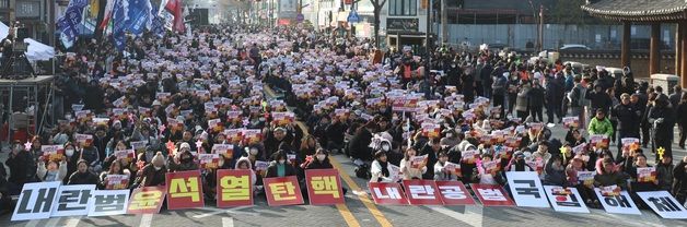 거리 가득 모인 윤석열 퇴진 전북도민대회 참가자들