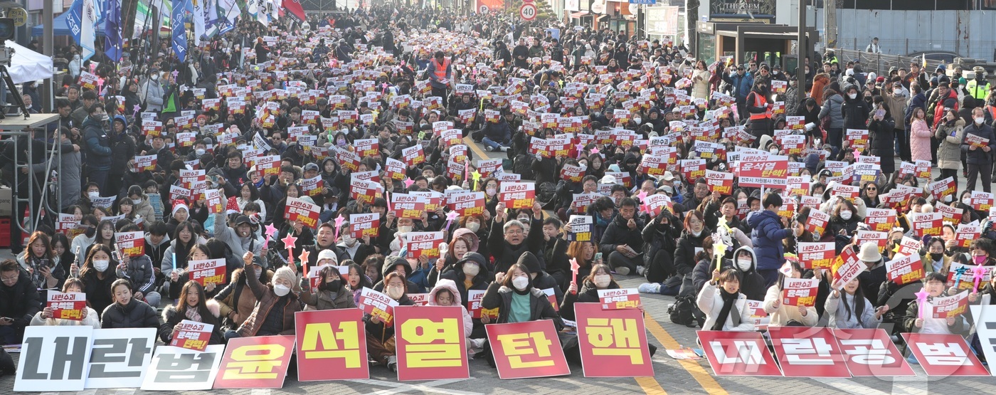 (전주=뉴스1) 유경석 기자 = 윤석열 대통령 탄핵소추안 재표결이 열리는 14일 전북자치도 전주시 객사 앞에서 시민들이 모여 윤석열 탄핵을 촉구하고 있다. 2024.12.14/뉴스 …