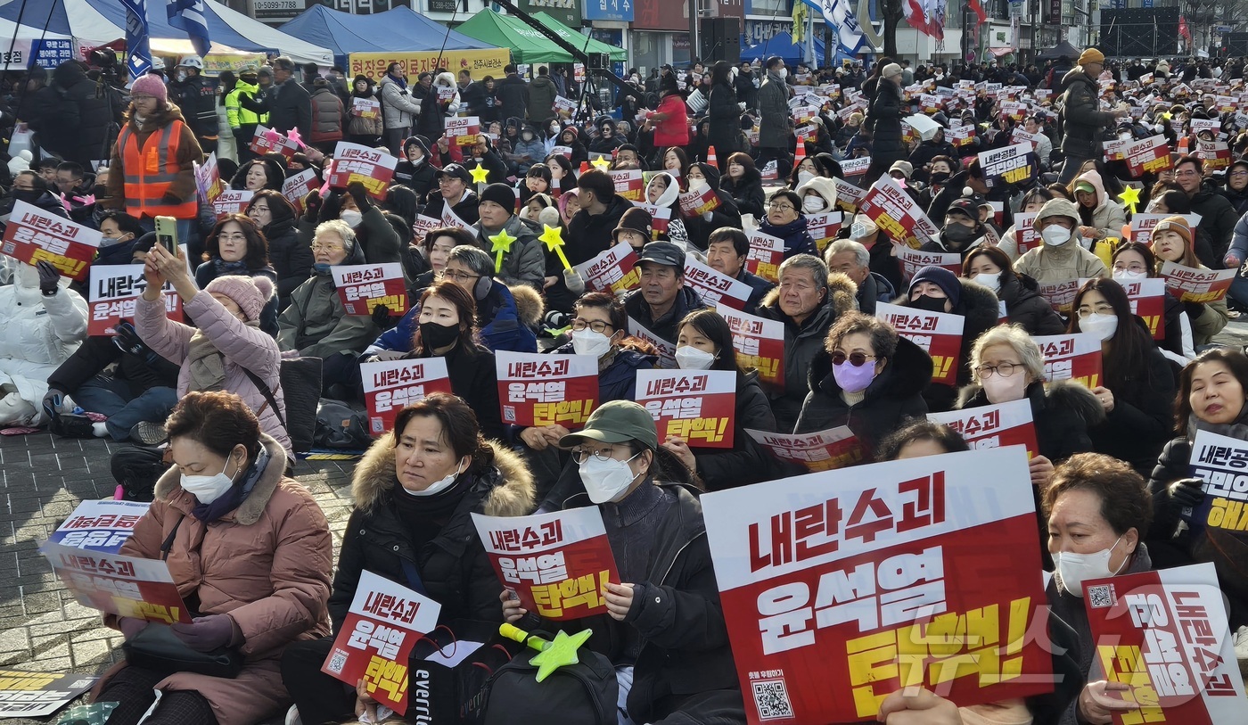 (전주=뉴스1) 유경석 기자 = 윤석열 대통령 탄핵소추안 재표결이 열리는 14일 전북자치도 전주시 객사 앞에서 시민들이 모여 윤석열 탄핵을 촉구하고 있다. 2024.12.14/뉴스 …