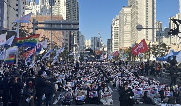 '尹탄핵안 표결' D데이…부산시민 1만5000명 모여 "계엄 규탄"