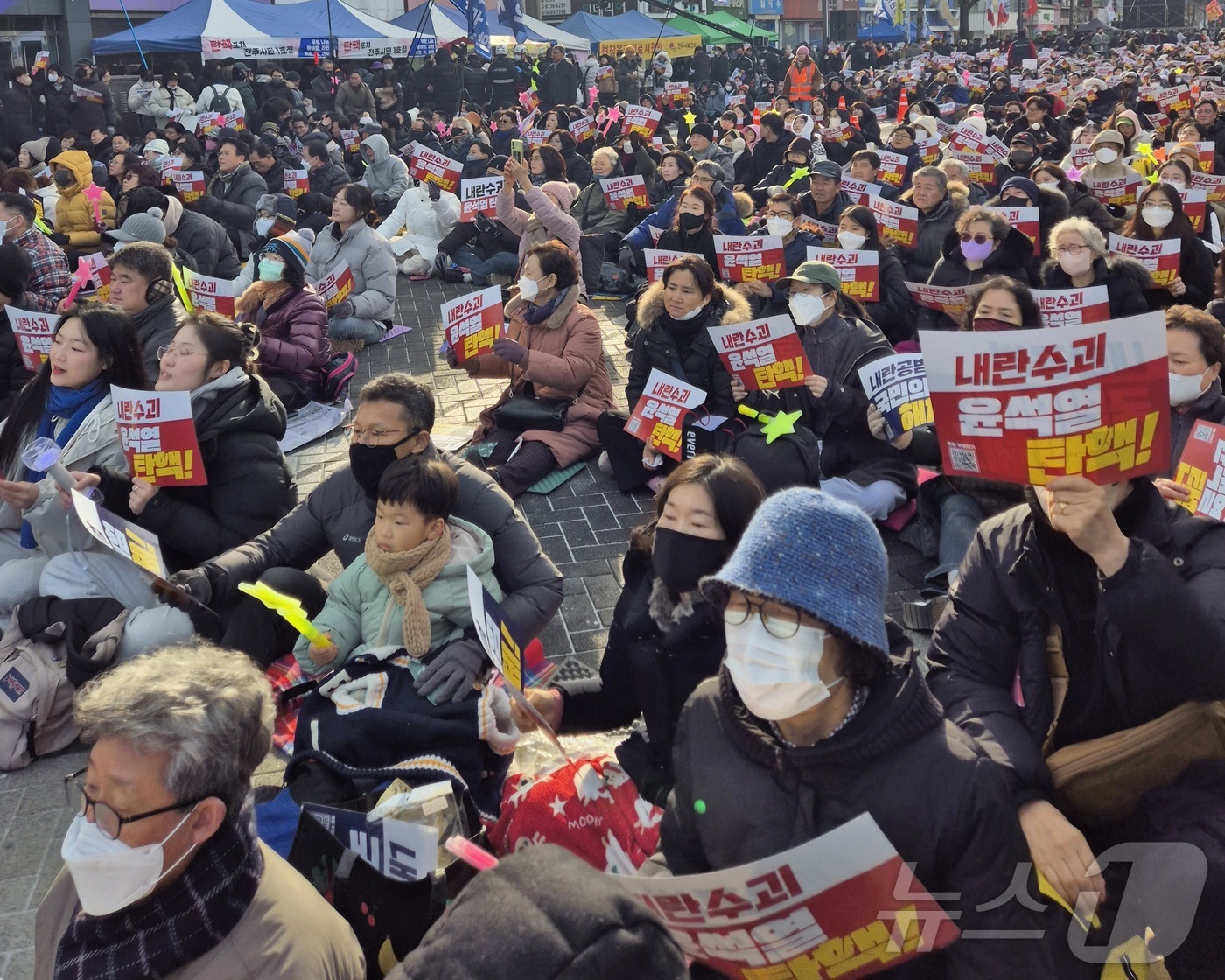 (전주=뉴스1) 유경석 기자 = 윤석열 대통령 탄핵소추안 재표결이 열리는 14일 전북자치도 전주시 객사 앞에서 시민들이 모여 윤석열 탄핵을 촉구하고 있다. 2024.12.14/뉴스 …