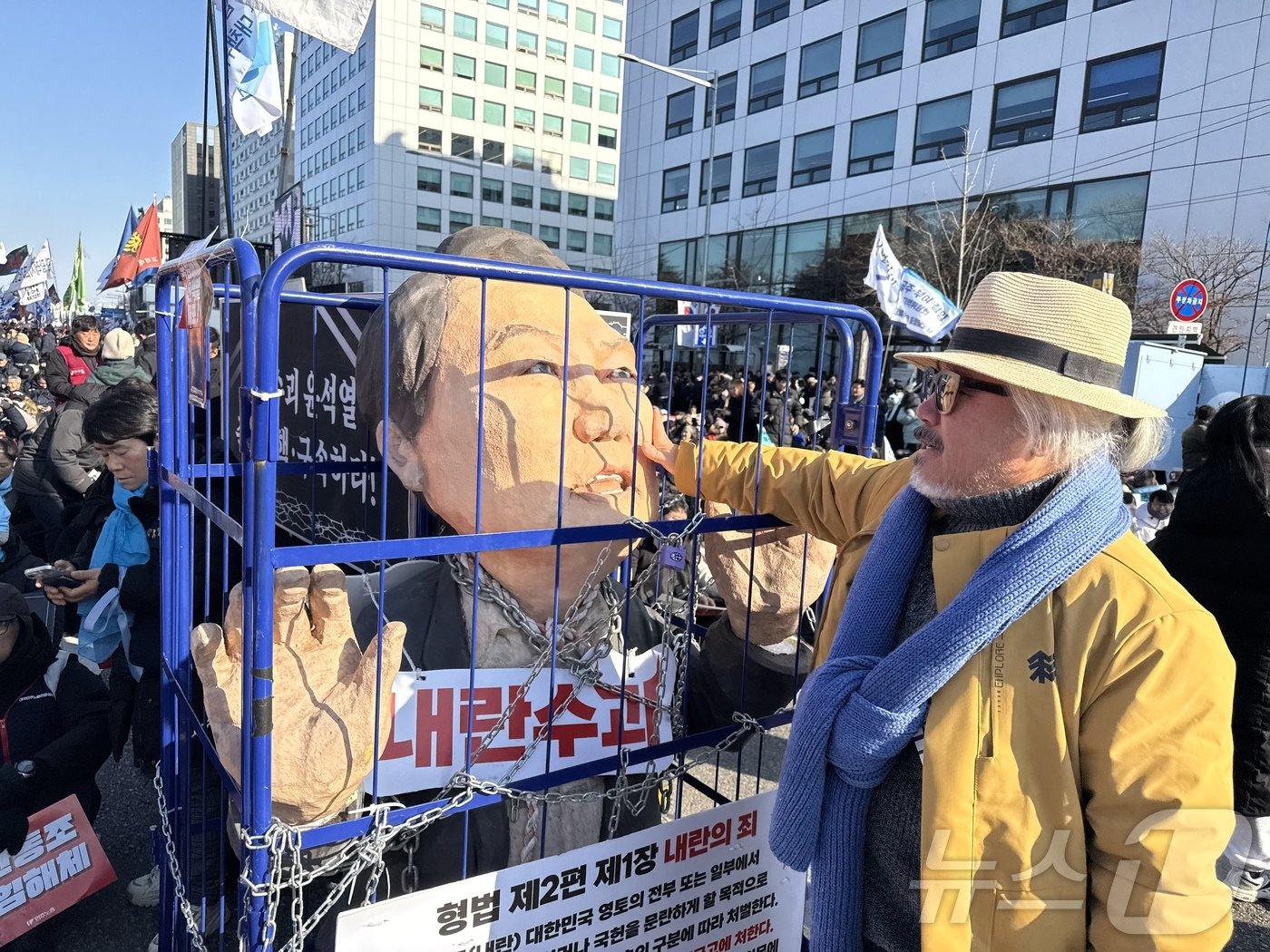 본문 이미지 - 14일 오후 서울 여의도 국회의사당역 인근에서 열린 윤석열 퇴진 촉구 집회에서 한 시민이 감옥에 갇힌 윤 대통령 모형을 손으로 가격하고 있다. 2024.12.14/뉴스1 ⓒ 뉴스1 이강 기자