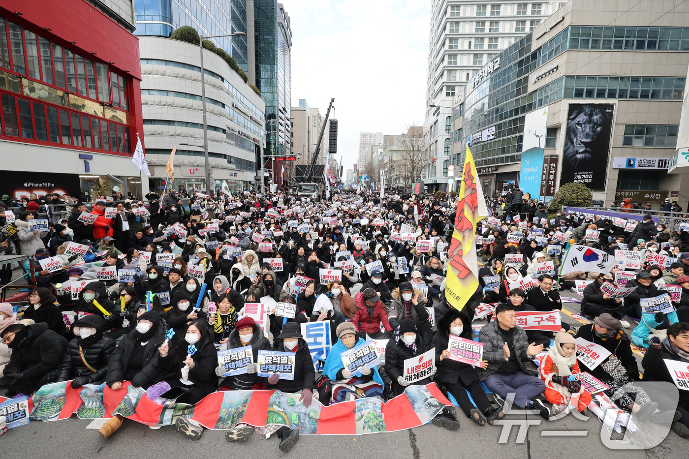 (광주=뉴스1) 김태성 기자 = 윤석열 대통령에 대한 탄핵소추안 표결을 앞둔 14일 오후 광주 동구 금남로엔 내란수괴 윤석열 체포, 구속촉구 광주시민 6차 총궐기대회가 열려 시민들 …