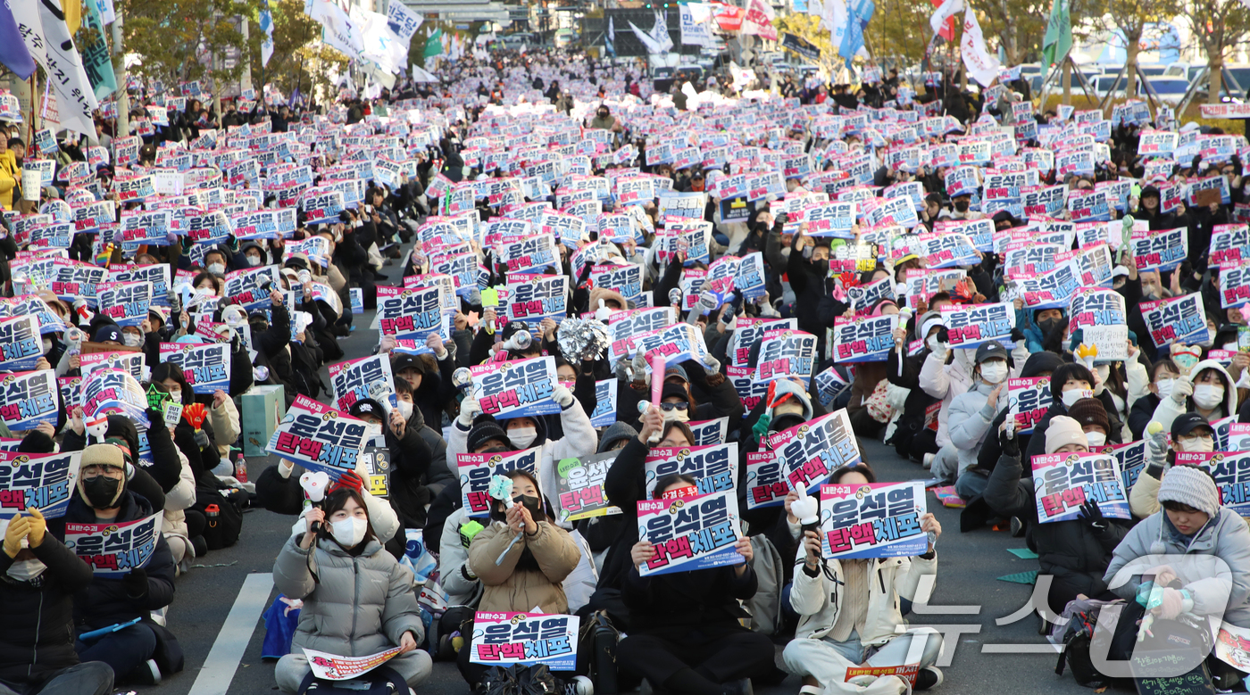 (부산=뉴스1) 윤일지 기자 = 윤석열 대통령에 대한 탄핵소추안 표결을 앞둔 14일 오후 부산 부산진구 전포대로에서 열린 '윤석열 탄핵·체포 부산시민대회'에서 참가자들이 손피켓을 …