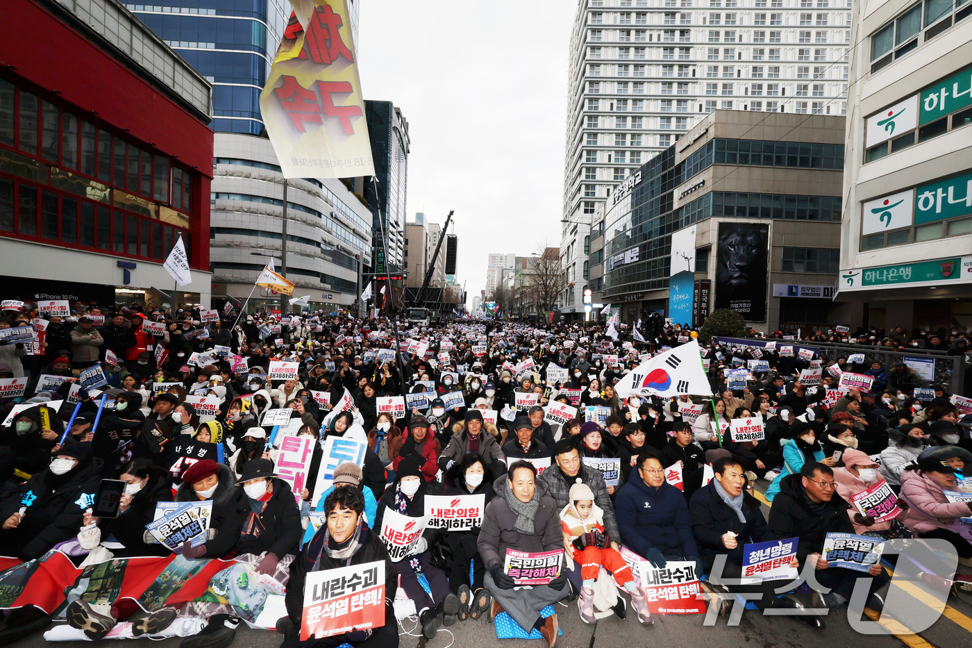 (광주=뉴스1) 김태성 기자 = 윤석열 대통령에 대한 탄핵소추안 표결을 앞둔 14일 오후 광주 동구 금남로엔 내란수괴 윤석열 체포, 구속촉구 광주시민 6차 총궐기대회가 열려 시민들 …