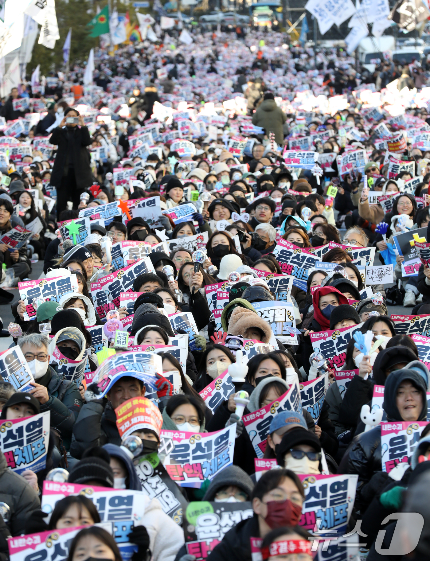 (부산=뉴스1) 윤일지 기자 = 윤석열 대통령에 대한 탄핵소추안 표결을 앞둔 14일 오후 부산 부산진구 전포대로에서 열린 '윤석열 탄핵·체포 부산시민대회'에서 참가자들이 손피켓을 …