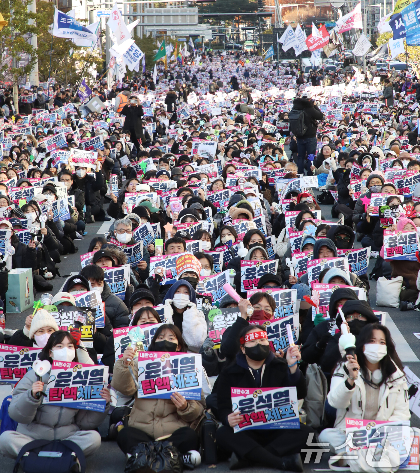 (부산=뉴스1) 윤일지 기자 = 윤석열 대통령에 대한 탄핵소추안 표결을 앞둔 14일 오후 부산 부산진구 전포대로에서 열린 '윤석열 탄핵·체포 부산시민대회'에서 참가자들이 손피켓을 …