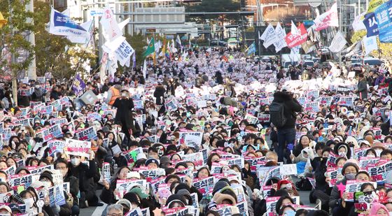 응원봉과 손피켓 든 부산시민들