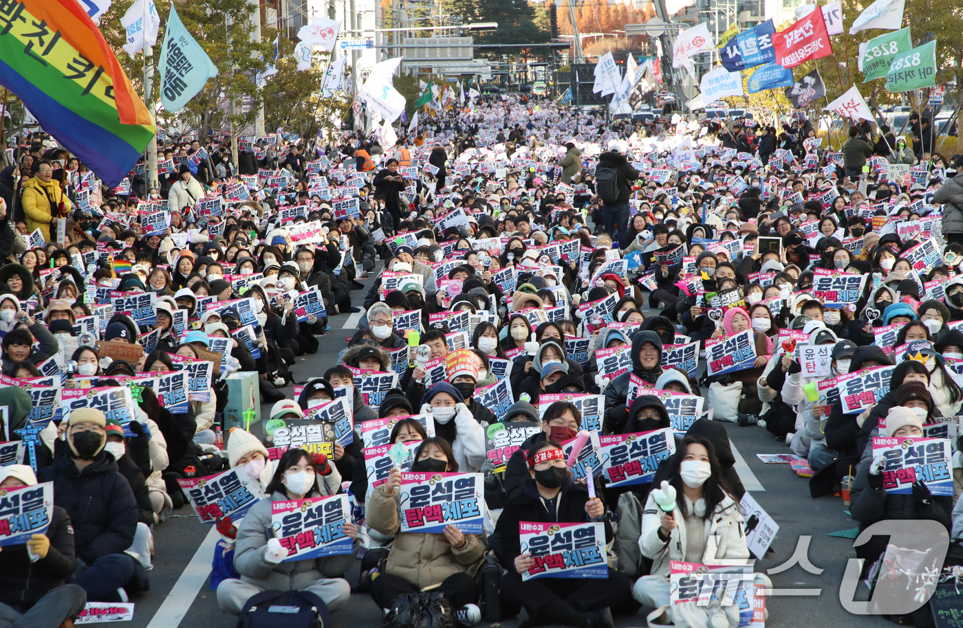 (부산=뉴스1) 윤일지 기자 = 윤석열 대통령에 대한 탄핵소추안 표결을 앞둔 14일 오후 부산 부산진구 전포대로에서 열린 '윤석열 탄핵·체포 부산시민대회'에서 참가자들이 손피켓을 …