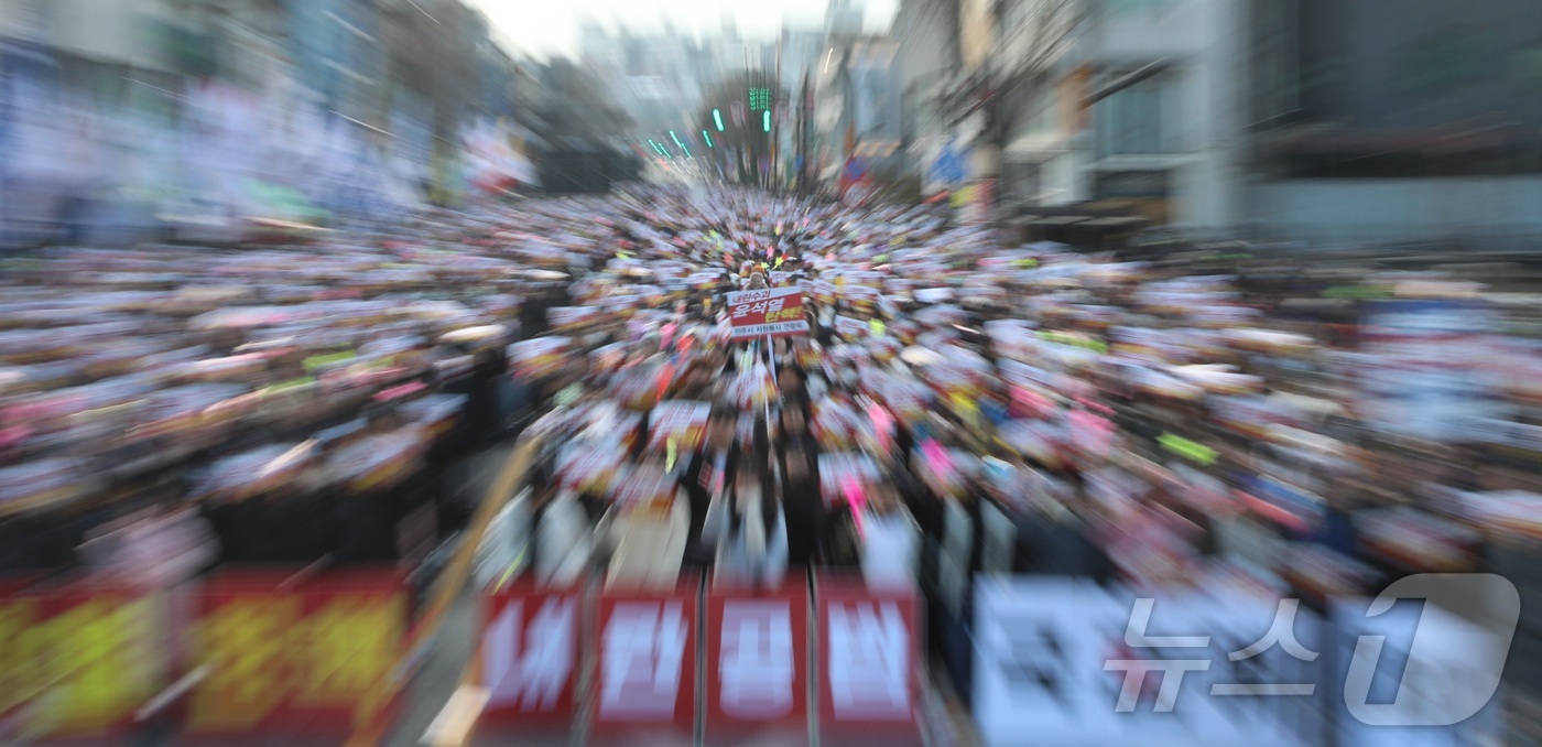 (전주=뉴스1) 유경석 기자 = 윤석열 대통령 탄핵소추안 재표결이 열리는 14일 전북자치도 전주시 객사 앞에서 시민들이 모여 윤석열 탄핵을 촉구하고 있다. 2024.12.14/뉴스 …