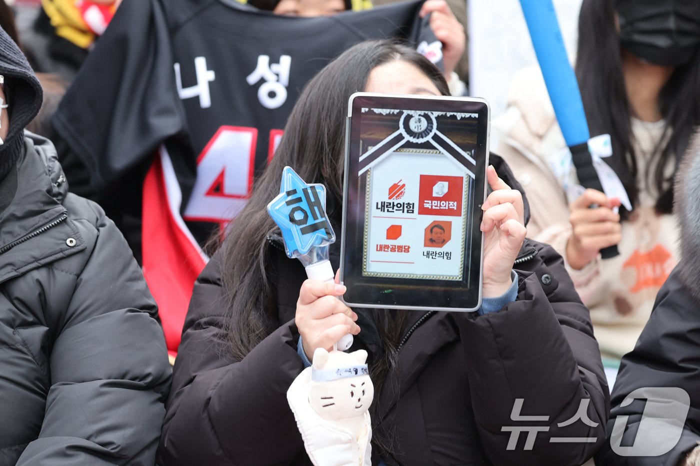 윤석열 대통령에 대한 탄핵소추안 표결을 앞둔 14일 오후 광주 동구 금남로엔 내란수괴 윤석열 체포, 구속촉구 광주시민 6차 총궐기대회가 열려 시민들이 &#39;탄핵소추안 가결&#39;을 촉구하고 있다. 2024.12.14./뉴스1 ⓒ News1 김태성 기자