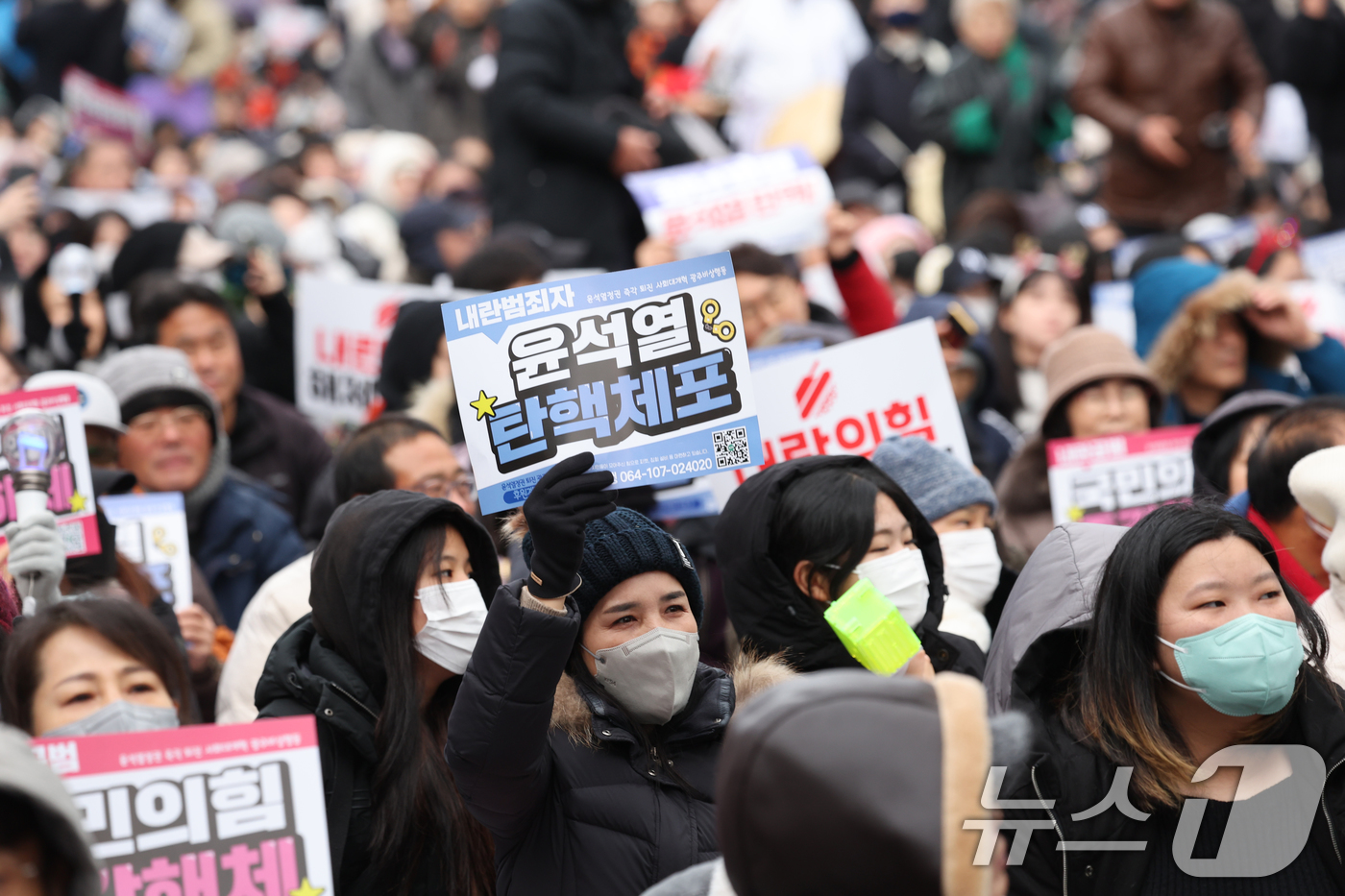 (광주=뉴스1) 김태성 기자 = 윤석열 대통령에 대한 탄핵소추안 표결을 앞둔 14일 오후 광주 동구 금남로엔 내란수괴 윤석열 체포, 구속촉구 광주시민 6차 총궐기대회가 열려 시민들 …