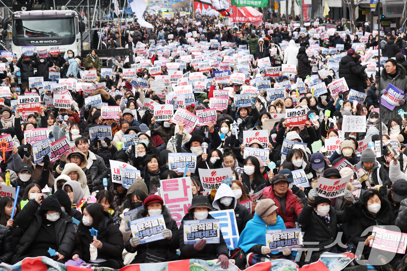 (광주=뉴스1) 김태성 기자 = 윤석열 대통령에 대한 탄핵소추안 표결을 앞둔 14일 오후 광주 동구 금남로엔 내란수괴 윤석열 체포, 구속촉구 광주시민 6차 총궐기대회가 열려 시민들 …