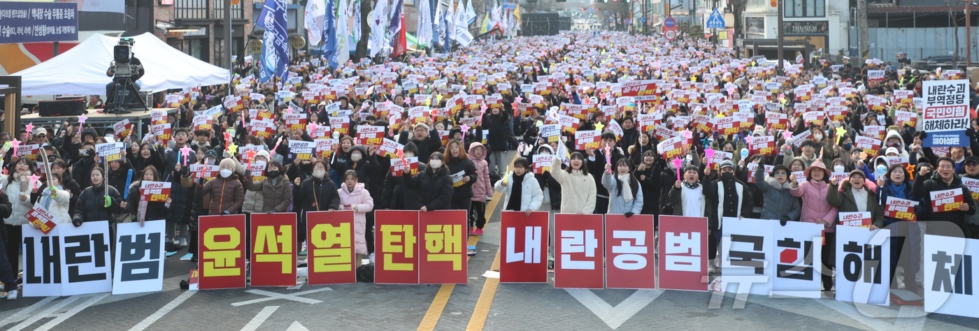 (전주=뉴스1) 유경석 기자 = 윤석열 대통령 탄핵소추안 재표결이 열리는 14일 전북자치도 전주시 객사 앞에서 시민들이 모여 윤석열 탄핵을 촉구하고 있다. 2024.12.14/뉴스 …