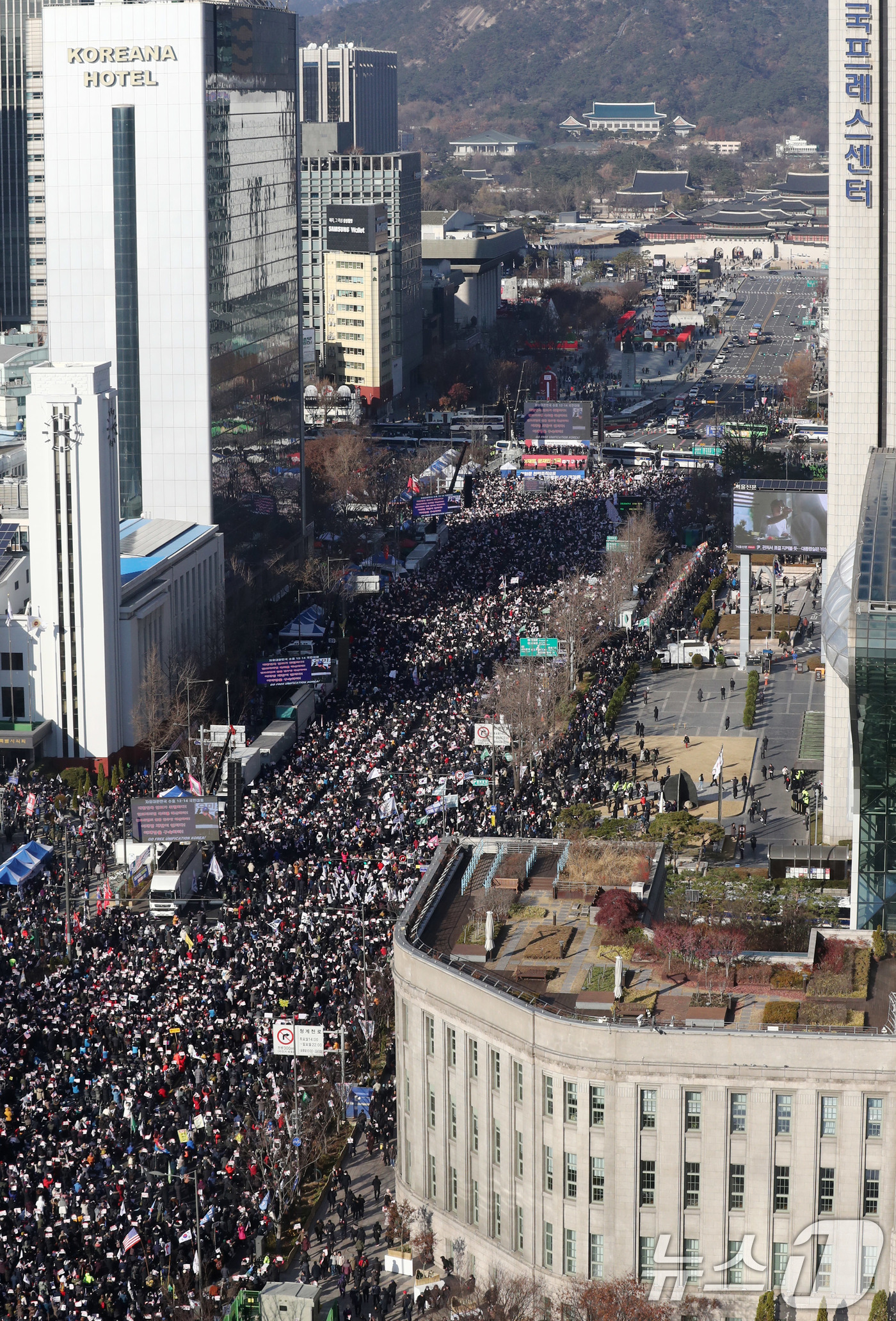 (서울=뉴스1) 박세연 기자 = 윤석열 대통령에 대한 국회 탄핵소추안 표결일인 14일 서울 세종대로 일대에서 대한민국살리기국민운동본부를 비롯한 보수단체 회원들이 12·14 광화문 …