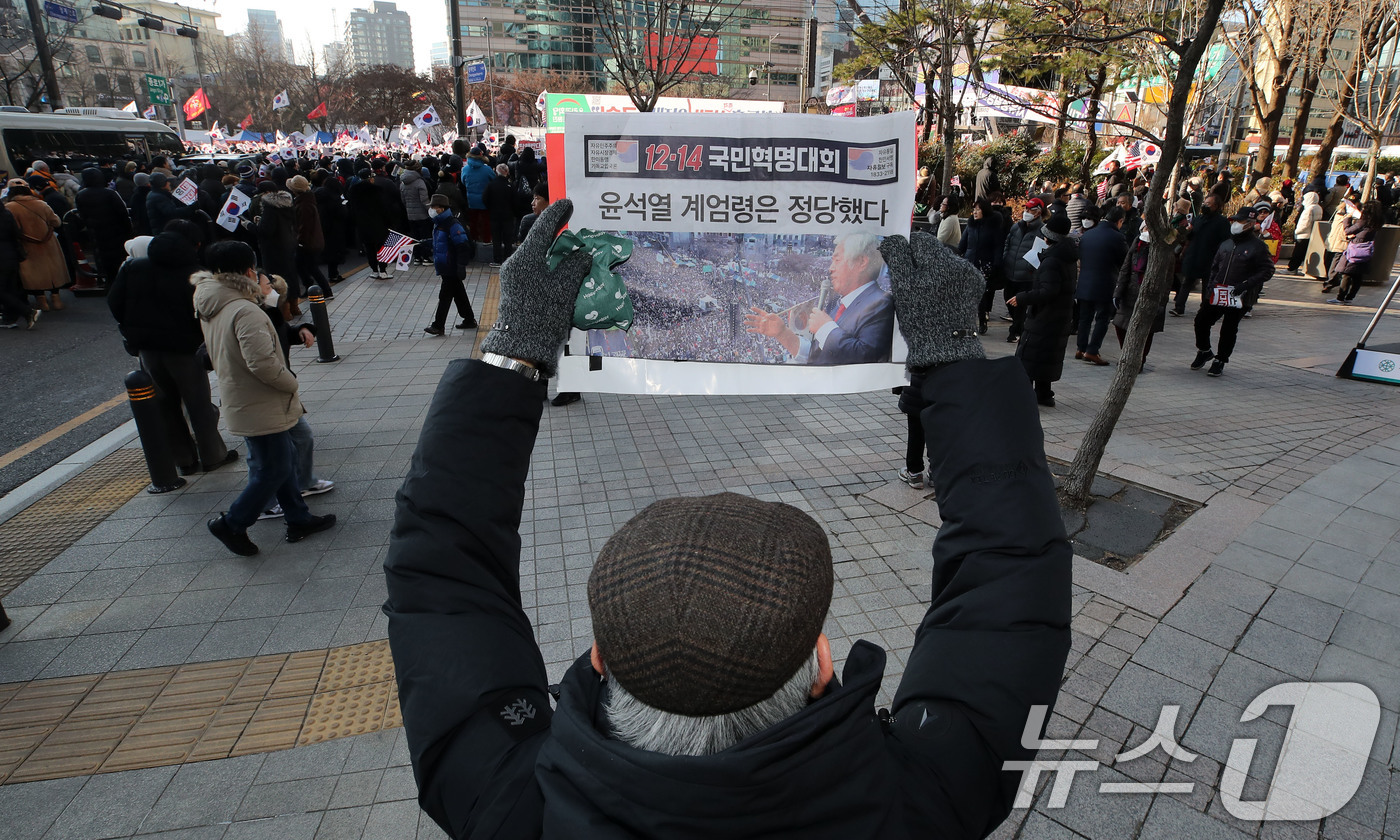 (서울=뉴스1) 박세연 기자 = 윤석열 대통령에 대한 국회 탄핵소추안 표결일인 14일 서울 세종대로 일대에서 대한민국살리기국민운동본부를 비롯한 보수단체 회원들이 ‘윤석열 계엄령은 …