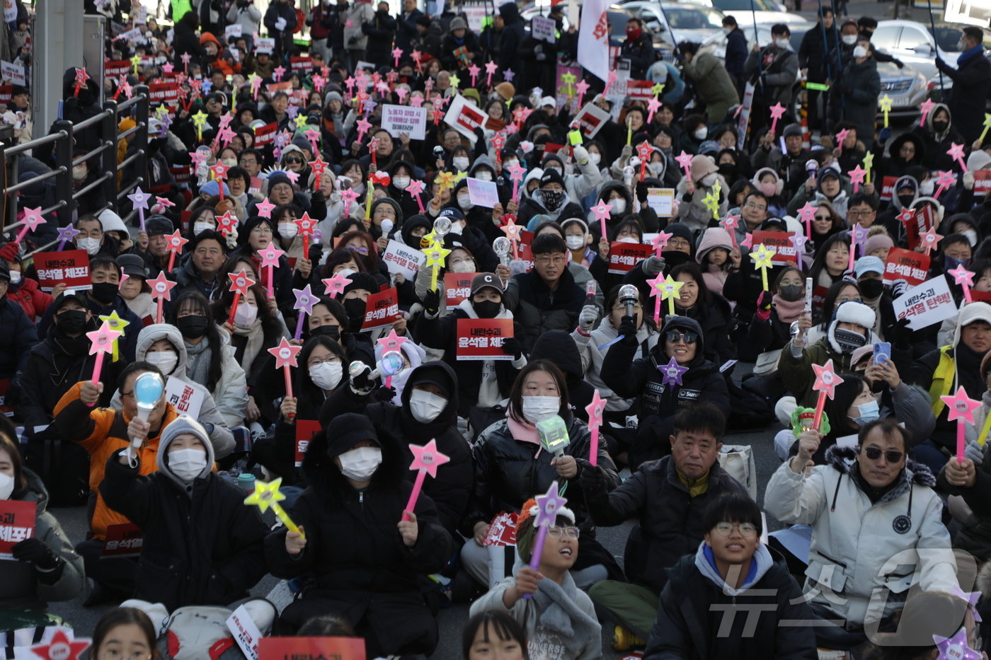 14일 울산 남구 롯데백화점 광장에는 윤석열대통령의 탄핵을 촉구하는 촛불집회가 열렸다.2024.12.14/뉴스1 ⓒNews1 김지혜 기자