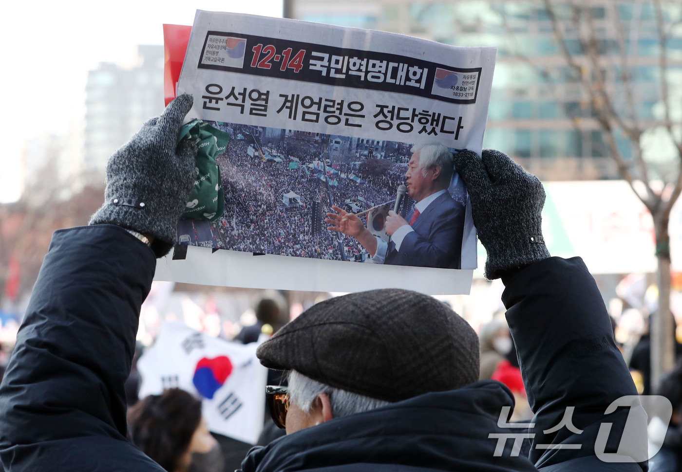 (서울=뉴스1) 박세연 기자 = 윤석열 대통령에 대한 국회 탄핵소추안 표결일인 14일 서울 세종대로 일대에서 대한민국살리기국민운동본부를 비롯한 보수단체 회원들이 ‘윤석열 계엄령은 …