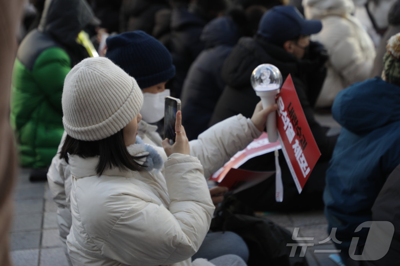 14일 울산 남구 롯데백화점 광장에는 윤석열대통령의 탄핵을 촉구하는 촛불집회가 열렸다.ⓒNews1 김지혜 기자