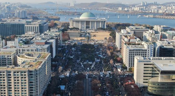 국회 앞 가득 메운 '尹 탄핵 촉구' 시민들