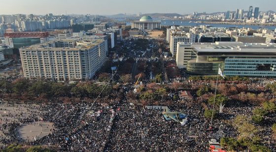 '尹 탄핵' 촉구하며 여의도 일대에 모인 시민들