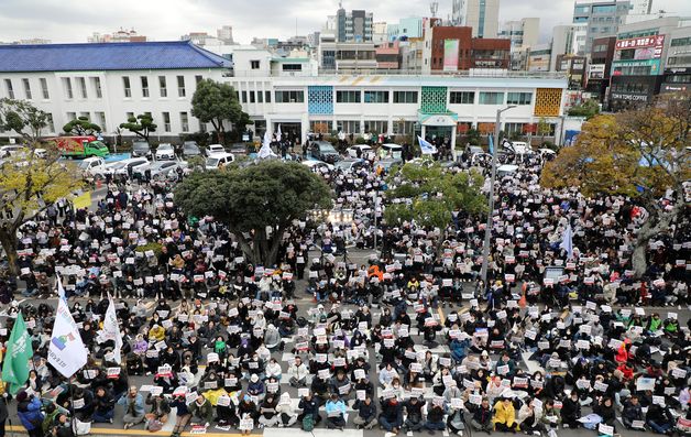 제주시청 앞도 '尹탄핵 촉구' 열기…"오늘은 바른 선택 해주길"