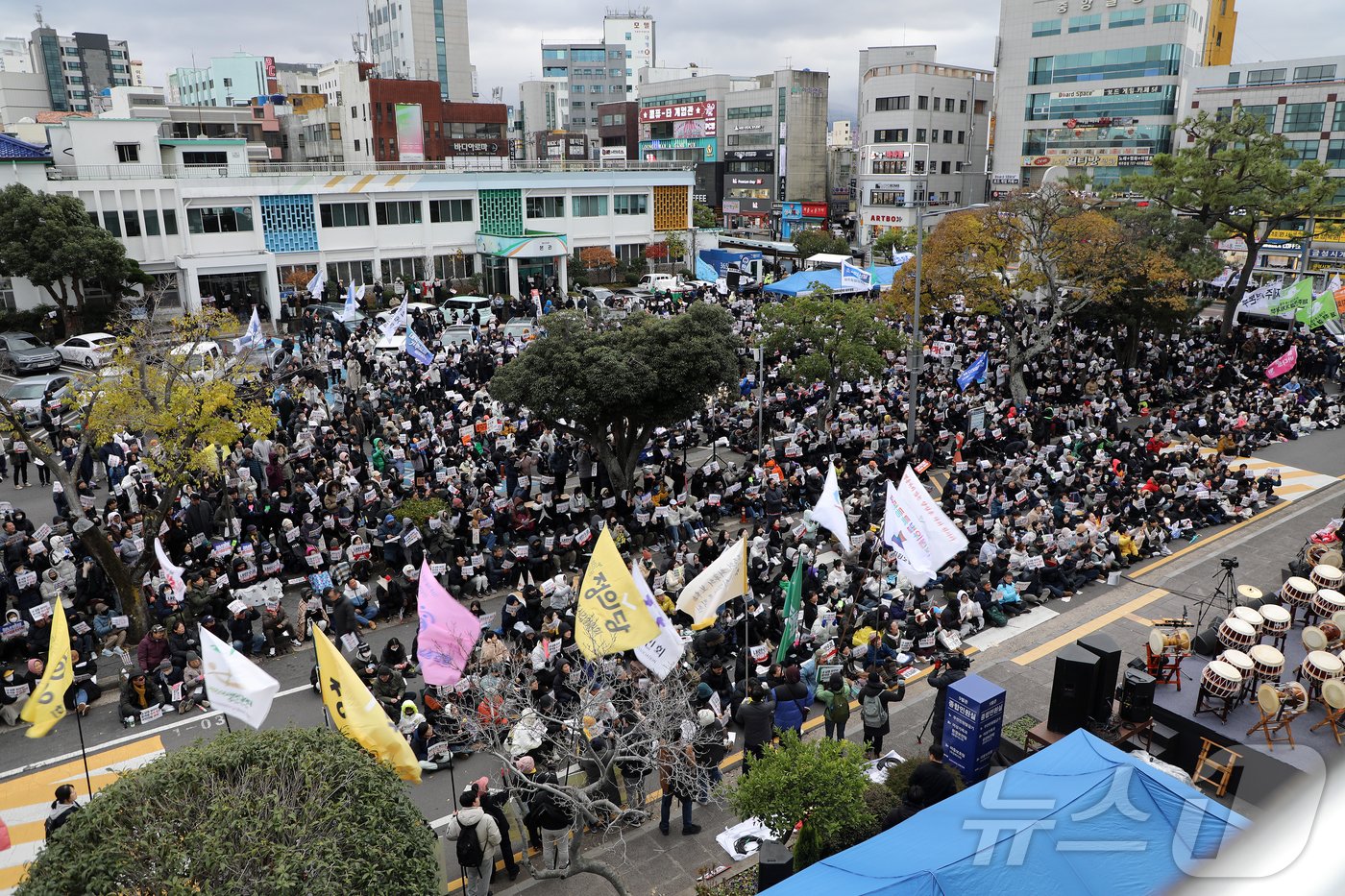 윤석열 대통령에 대한 두 번째 탄핵소추안 표결일인 14일 오후 제주시 이도2동 제주시청 앞에서 &#39;윤석열 즉각 퇴진 요구 제주도민대회&#39;가 열리고 있다.2024.12.14./뉴스1 ⓒ News1 오미란 기자