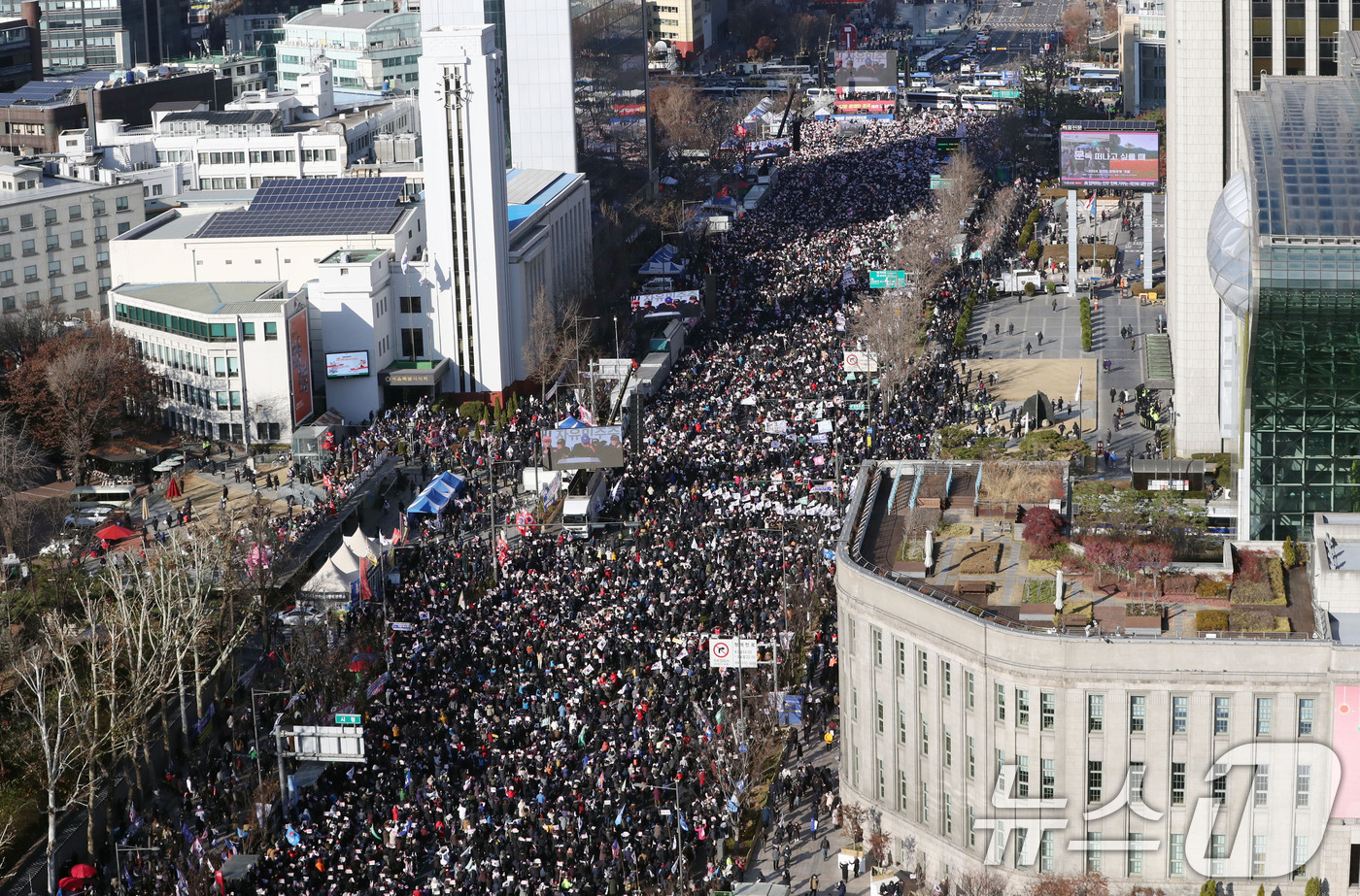 (서울=뉴스1) 박세연 기자 = 윤석열 대통령에 대한 국회 탄핵소추안 표결일인 14일 서울 세종대로 일대에서 대한민국살리기국민운동본부를 비롯한 보수단체 회원들이 12·14 광화문 …