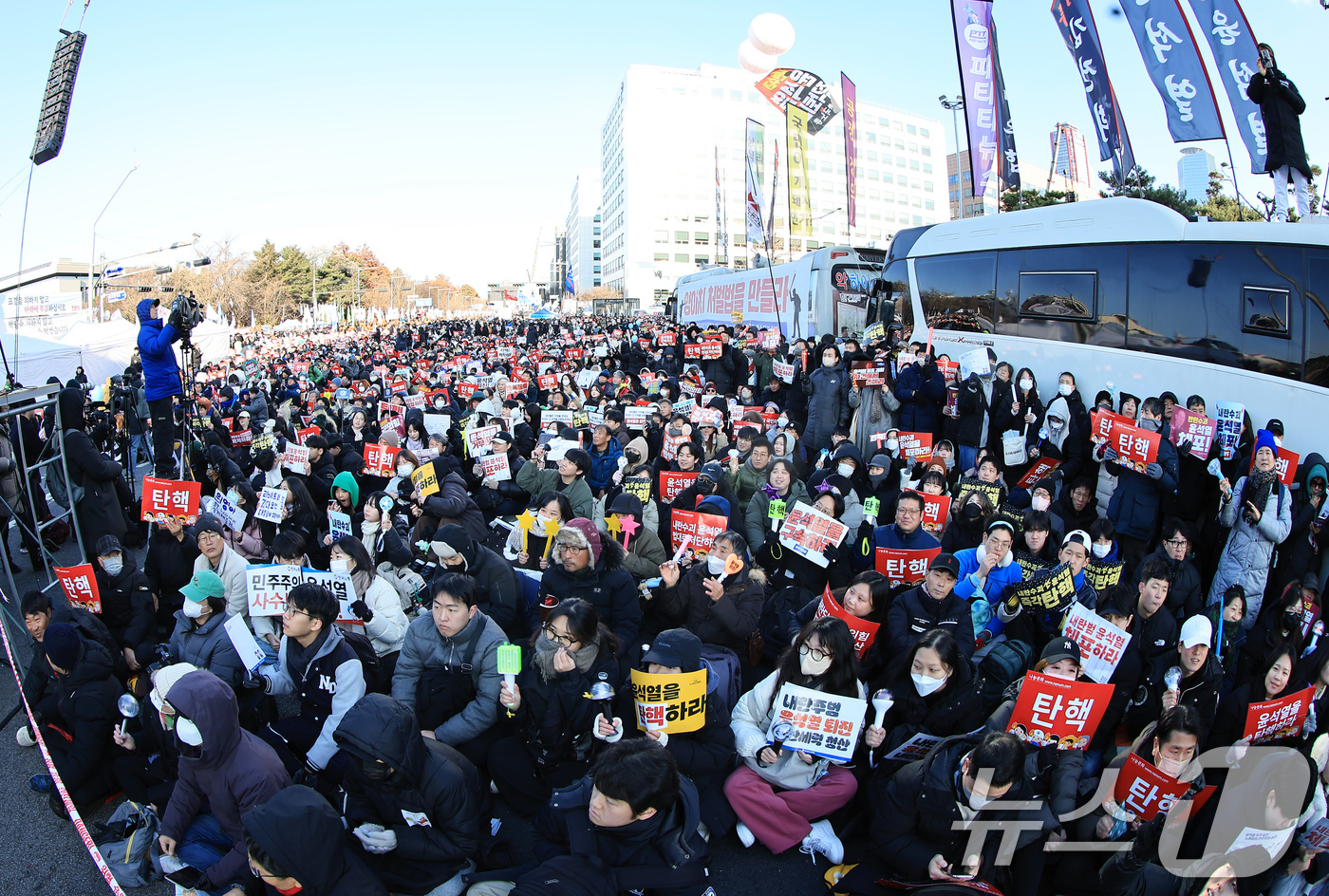 (서울=뉴스1) 박정호 기자 = 윤석열 대통령에 대한 탄핵소추안 표결이 예정된 14일 오후 서울 여의도 국회의사당 앞에서 열린 윤석열 즉각 탄핵 범국민 촛불대행진에 참여한 시민들이 …