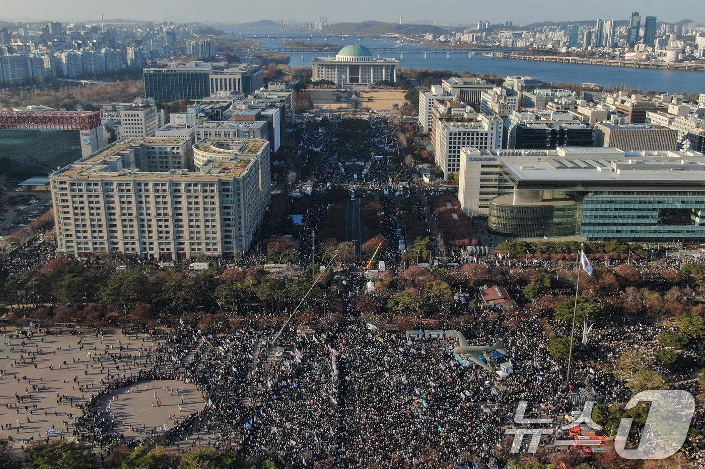 14일 오후 서울 영등포구 여의도 국회의사당 앞에서 열린 &#39;범국민 촛불대행진&#39;에 참석한 시민들이 국회 앞에서부터 여의도공원에 이르기까지 거리를 가득 메우고 윤석열 대통령의 탄핵을 촉구하고 있다. 2024.12.14/뉴스1 ⓒ News1 민경석 기자